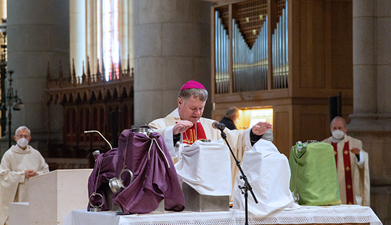 Bischof Manfred Scheuer weiht die heiligen Öle.