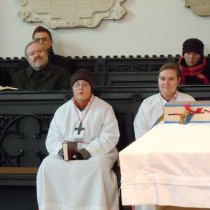 Jungmedizinerin als Ministrantin 