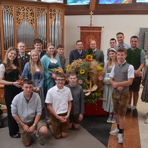 Gruppenfoto der Landjugendmitglieder mit den Gaben, sowie der Erntekrone