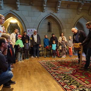 Domorganist Wolfgang Kreuzhuber und Dommusikassistent Gerhard Raab mit großen und kleinen Orgelentdeckerinnen und Orgelentdecker