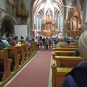 Geschmückter Altarraum