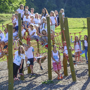  Ein umgebautes, ehemaliges Bauernhaus auf einer Alm in Weyer war die Herberge für 30 Jungscharkinder. Acht Kinder unserer Pfarre verbrachten mit Mädchen und Buben der Pfarre Scharnstein eine erlebnisreiche Woche: Lagerleiter Matthias Holzinger übern