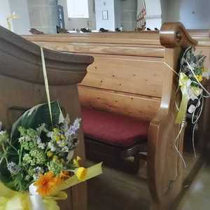 Geschmückte Kirchenbänke