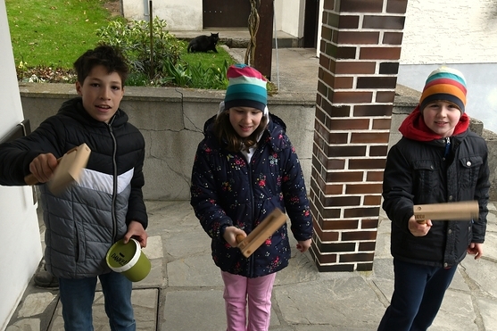 Die Glocken schweigen, die Ratschen klingen