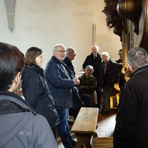 Franziska Leuschner und Wolfgang Kreuzhuber mit Teilnehmerinnen und Teilnehmern am Ökumenischen Orgelseminar in Ungenach