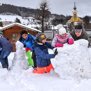 Die Jungschar Kirchdorf mit Schneespielen in der Gruppenstunde