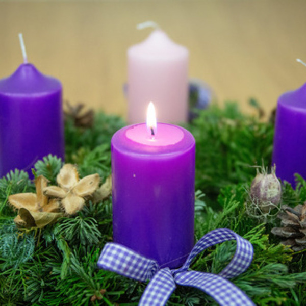 Kerzen in lila und rosa