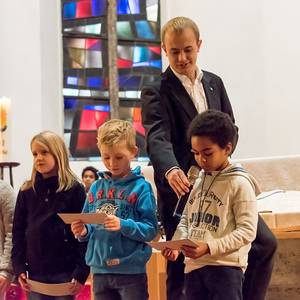 Neue Ministranten in der Pfarre Kirchdorf/KremsAm Christkönigssonntag steht der Gottesdienst in Kirchdorf/Krems ganz im Zeichen der Ministrantinnen und Ministranten. Die beiden Leiter Jakob und Samuel Haijes haben dabei auf kindgerechte Elemente bes