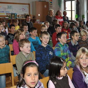 Bischof besuchte Volksschulen und Kindergarten
