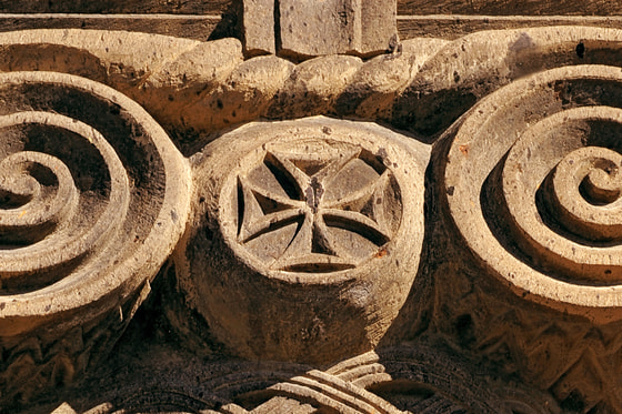 die Kreuzform findet sich auch auf Kapitellen der Ruine von Zvartnotz 