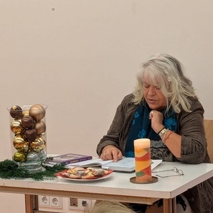 Vorlesende bei der Adventfeier