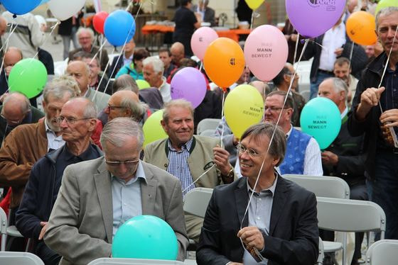 KMBÖ-Obmann Leopold Wimmer und KMB-OÖ-Obmann Bernhard Steiner beim Luftballonstart
