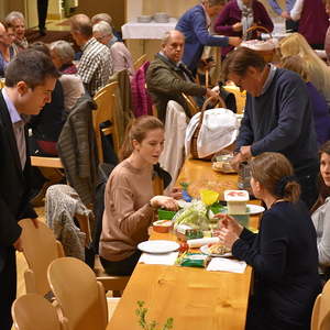 gesegnete Speisen werden verzehrt