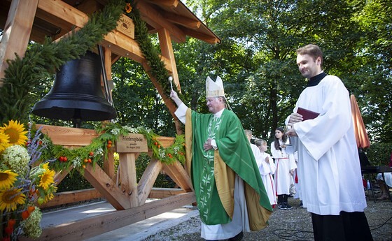 Bischof Scheuer weiht die Friedensglocke