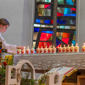 Kerze für jedes Paar wird entzündet