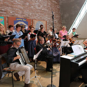 Singkreis mit musikalischer Begleitung