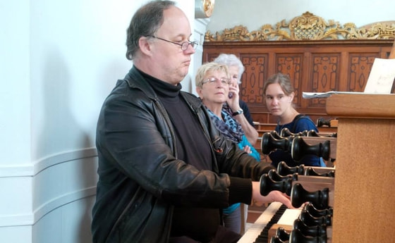 Heinz Reknagel an der Orgel im Kloster Neustift