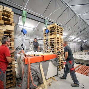 Exakte Positionierung des neuen Altars auf der Altarinsel