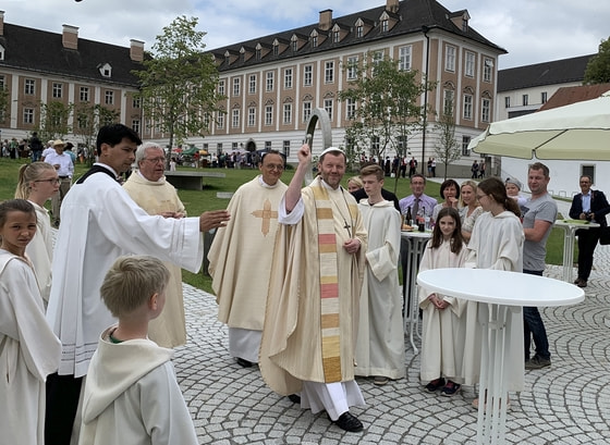 Abt Reinhold Dessl segnet den Stiftshof und alle neuen Räumlichkeiten.