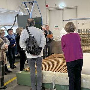 Herr Taubner erklärt die Vlieserzeugung