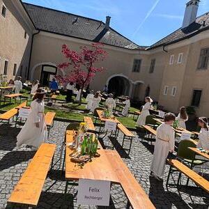 Agape im Pfarr-Innenhof