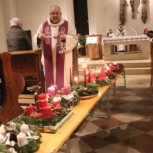Adventfeier mit Genuss-standln in St. Quirinus
