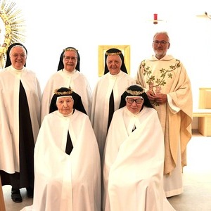 Foto mit Generaloberin Sr.M. Margret, Bischofvikar Adi Trawöger und den 4 Jubilarinnen