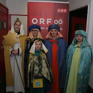Sternsinger vor dem Radio-Aufsteller