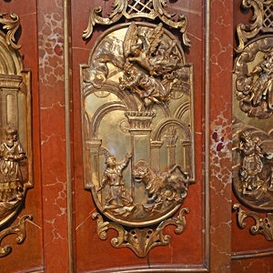 Holzrelief am Hochaltar: Daniel und Habakuk in der Löwengrube