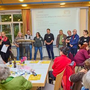 Vertreter:innen bereits gegründeter neuer Pfarren standen als 'Themenpat:innen' Rede und Antwort.V. l.: Sonja Sommergruber (Obfrau des pfarrlichen Pastoralrates der Pfarre Urfahr-St. Junia), Christian Hein (Seelsorger Pfarre Urfahr-St. Junia, Iris N