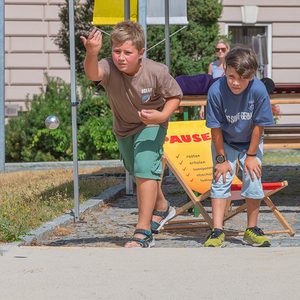 Platz vor der Kirche wurde zur Spielarena