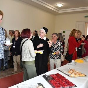 Zusammenkommen am Buffet