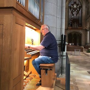 Domorganist Wolfgang Kreuzhuber an der „kleinen“ Orgel des Domes. Im Hintergrund die prächtige Rudigierorgel. Mit ihrem Klang füllt sie den größten Kirchenraum Österreichs.