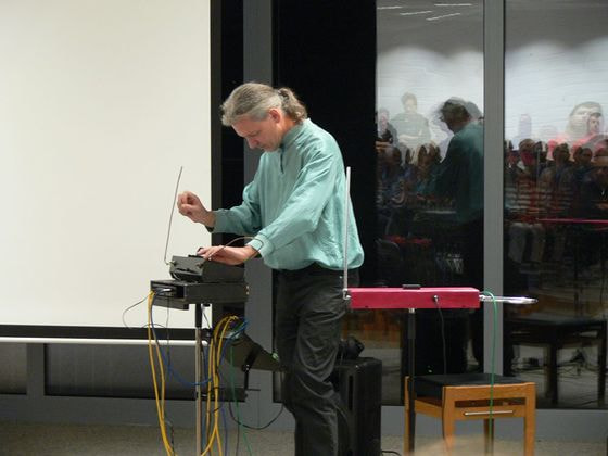 Günther Gessert musizierte auf dem Theremin 