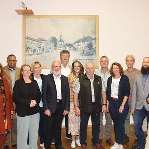 V. l.: Sonja Höhenberger, Paulinus Anaedu , Bernadette Hackl, Elisabeth Überreiter, Dekanatsassistent Josef Rathmaier, Josef Heiligenbrunner, Regina Aichinger, Franz Furtlehner, Ferdinand Naderer, Ulrike Hader, Wolfgang Moser, Tobias Renoldner und Ch