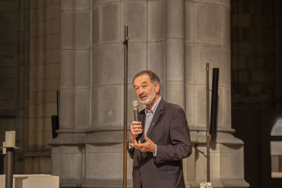 Dompfarrer Maximilian Strasser erzählt über den Mariendom Linz