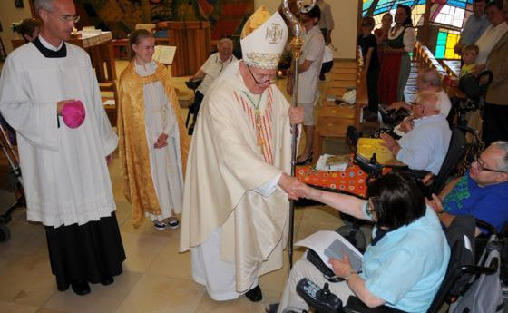 Bischof Ludwig Schwarz feierte mit den BewohnerInnen von Dorf Altenhof. / Foto: assista