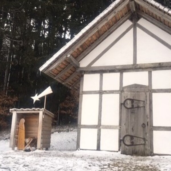 Krippe bei Taufkapelle aufgestellt