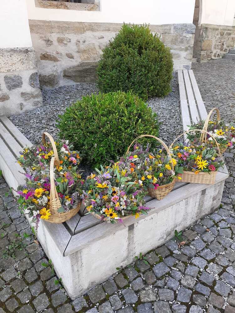 Kräuterweihe der Goldhaubenfrauen der Pfarrgemeinde Enzenkirchen