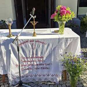 Altar vor der Pfarrkirche