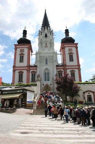 Die WallfahrerInnen beim feierlichen Einzug in die Basilika Mariazell. / Foto: Diözese Linz