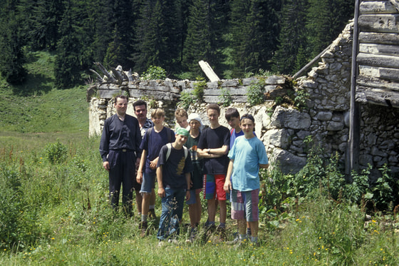 Die Runde vor einer Almhütten-Ruine