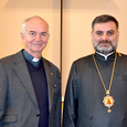 Der armenisch-apostolische Bischof  Tiran Petrosyan (r.) folgt ab 1. Jänner 2023 Domdekan Prof. Rudolf Prokschi als Vorsitzender des Ökumenischen Rates der Kirchen.