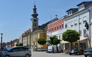 Marktplatz von Neumarkt im Hausruckkreis mit der kath. Pfarrkirche hl. Florian (Link zum Foto: https://commons.wikimedia.org/wiki/File:Neumarkt_iH_Pfarrkirche_hl_Florian_Marktplatz.jpg?uselang=de)