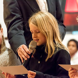 Neue Ministranten in der Pfarre Kirchdorf/KremsAm Christkönigssonntag steht der Gottesdienst in Kirchdorf/Krems ganz im Zeichen der Ministrantinnen und Ministranten. Die beiden Leiter Jakob und Samuel Haijes haben dabei auf kindgerechte Elemente bes