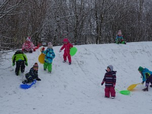 Wir genießen den Schnee im Garten!