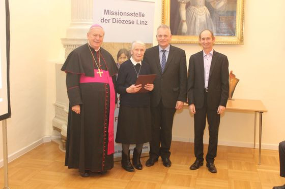 Margareta Kriegner aus Lembach mit Bischof Ludwig Schwarz, Bundesrat Gottfried Kneifel und Missionsstellen-Leiter Andreas Reumayr.