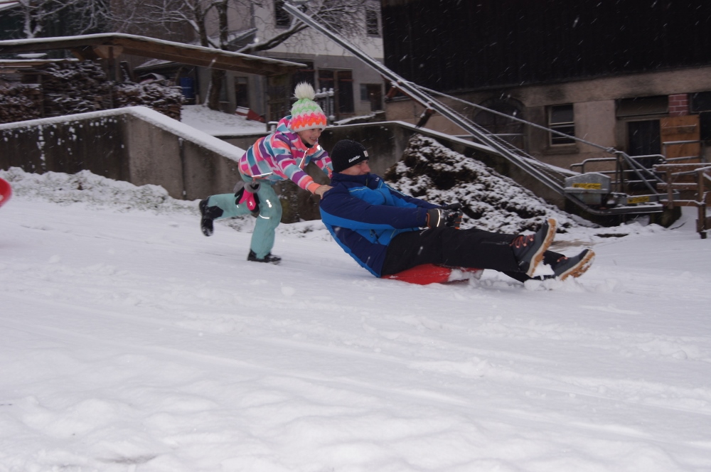 Rutschen im Schnee - mit voller Kraft voraus
