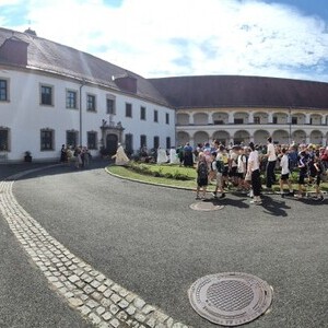 Unsere Volksschüler im Stift Reichersberg