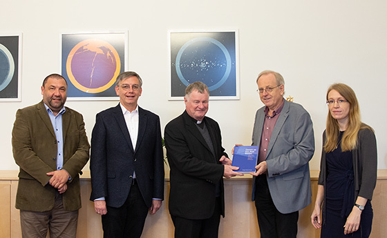 Das Team des Liturgiereferats der Diözese Linz überreicht Bischof Scheuer das Buch 'Damit es ein Fest bleibt'.